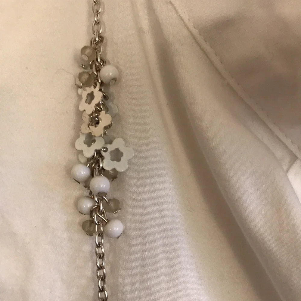 Silver-tone white flower and bead design necklace. Very cute! - Picture 5 of 8